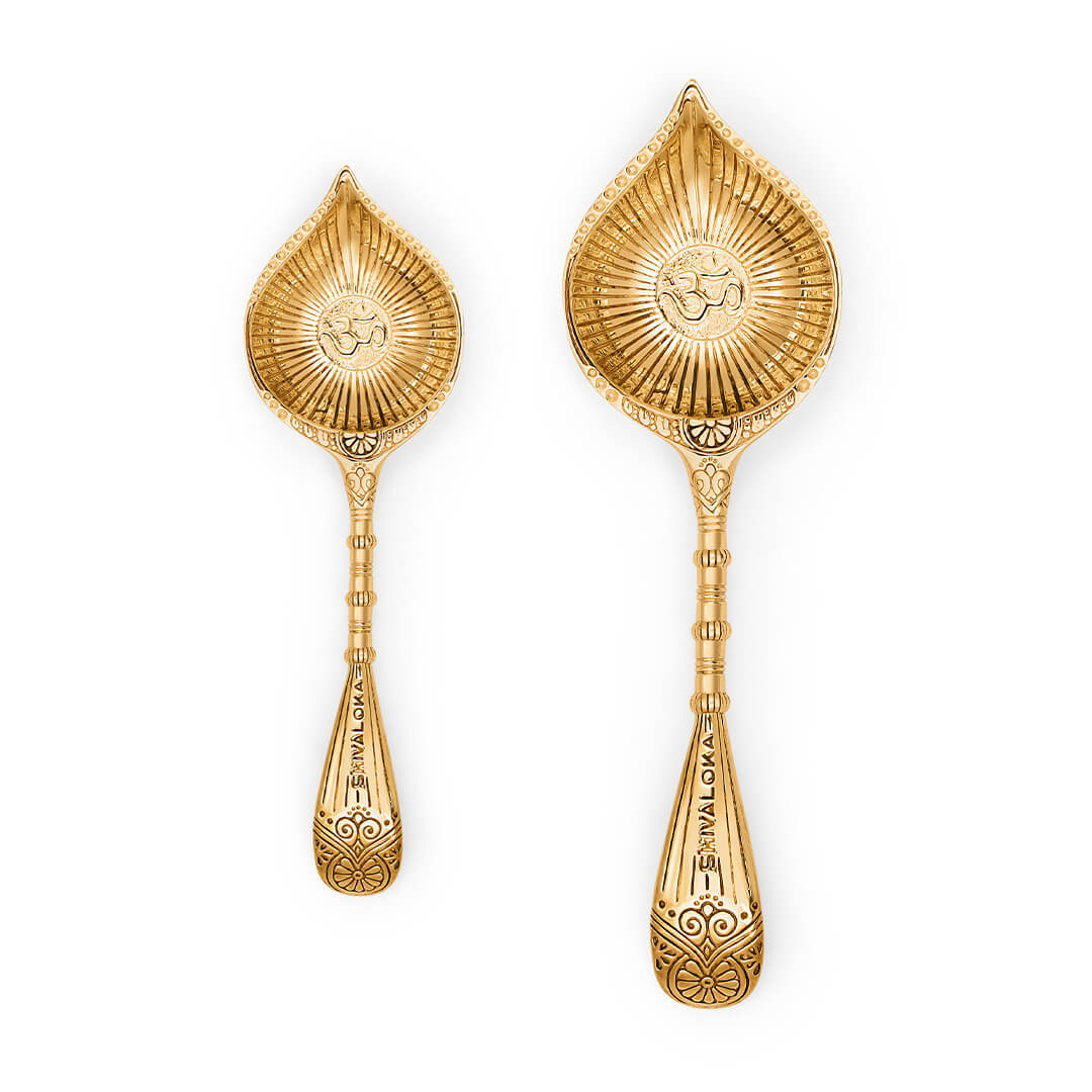 Dipti Arathi Puja Oil Lamp (14cm) 4 – square